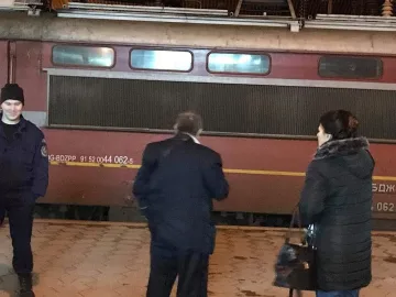 Мъж скочи пред влак и оцеля по чудо