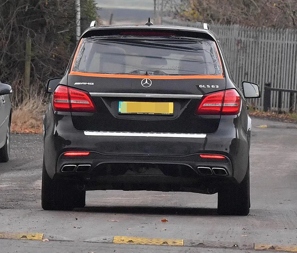 Звезда на Юнайтед дойде на тренировка със счупена кола