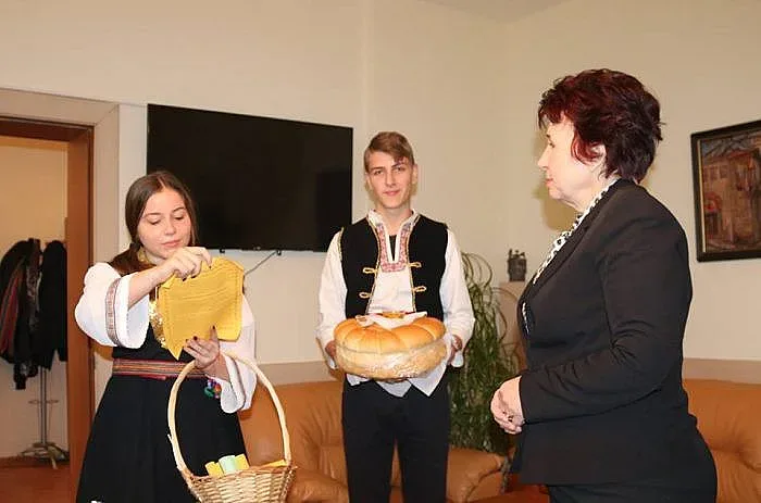 Ученици с питка при пернишкия кмет