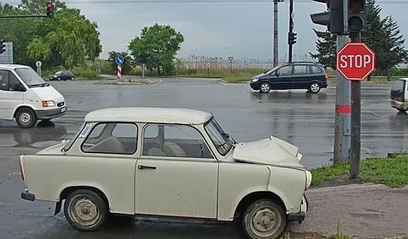Пенсионер с трабантче блъсна пешеходец в Бургас