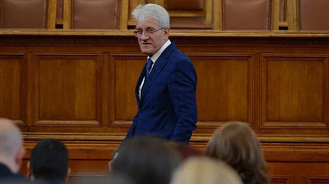 Аталай: Не правете политика на инат