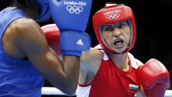 Стойка с медал от световното по бокс