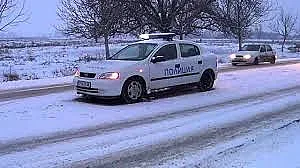 Борят се за живота на дете след катастрофа в снега