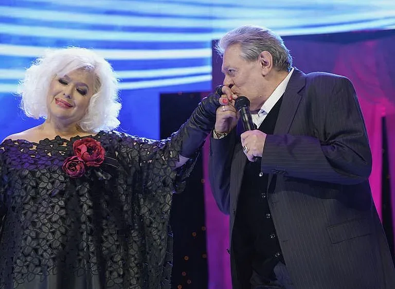 Мишо Белчев пее най-любовните си хитове вкъщи