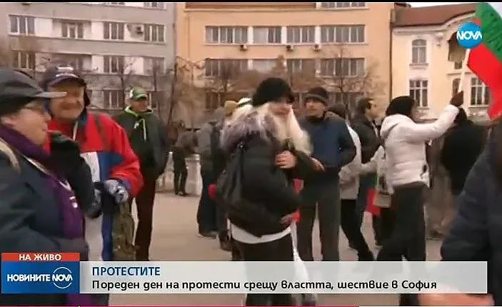 Десетина души на протест пред парламента