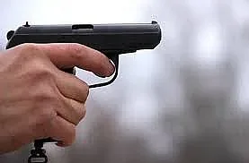 Мъж стреля с газов пистолет по протестиращи в Перник