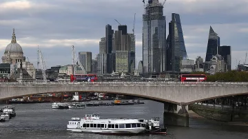 Политическият хаос около Brexit срина пазарите