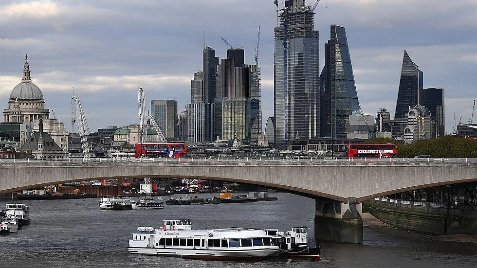 Политическият хаос около Brexit срина пазарите