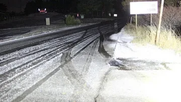 Сняг и заледени пътища по високите части на страната