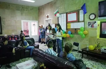 Ученици от СУ “Васил Левски” зарадваха стари хора