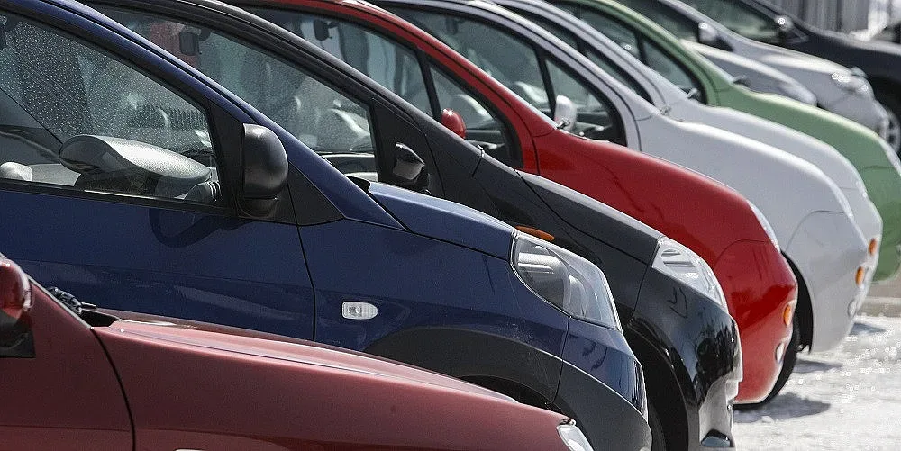 С 200 коли по-малко купени у нас през октомври