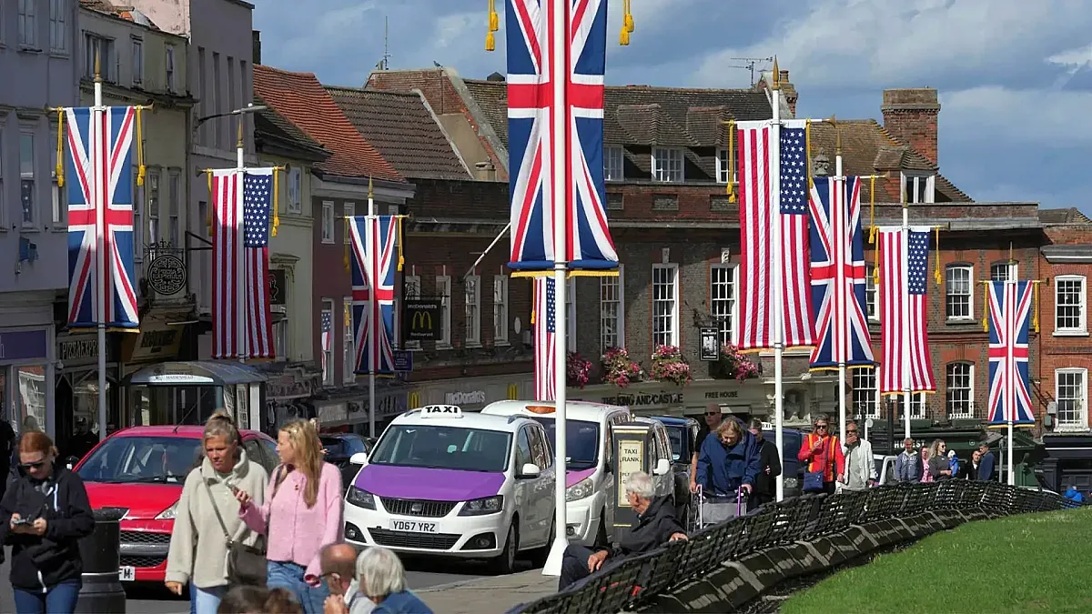 Тръмп каца в Лондон за бляскава визита