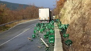 Камион изсипа стотици литра бира на пътя след Симитли