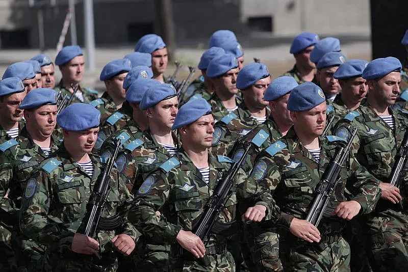 Плащат на военните и за длъжност, и за звание