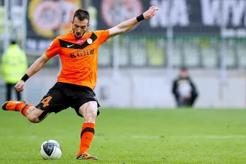 Виданов подписа със Славия