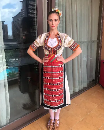 Калина Митева с шопска носия в Китай