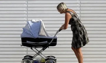 Кола помете детска количка – 2-годишно с комоцио