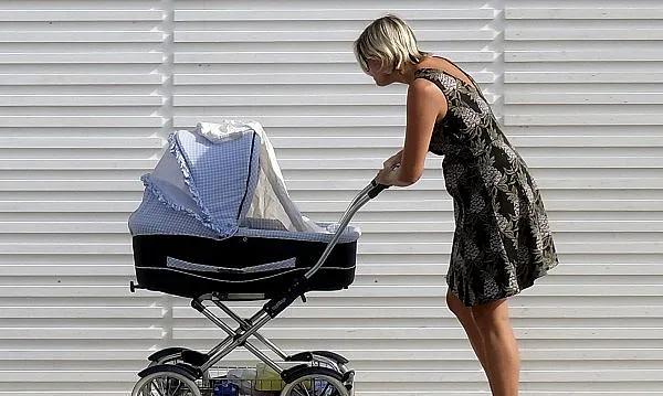 Кола помете детска количка – 2-годишно с комоцио