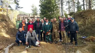 Общинари доброволно събраха дърва за огрев за болница 