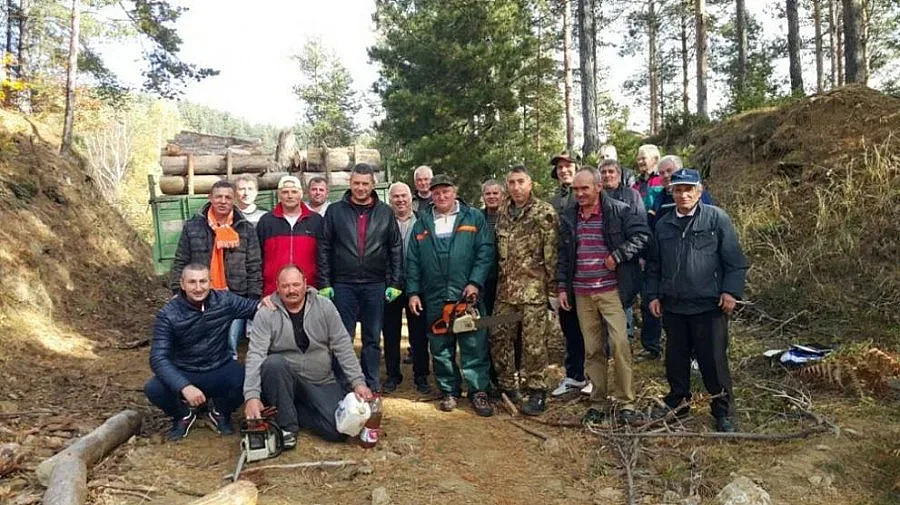 Общинари доброволно събраха дърва за огрев за болница