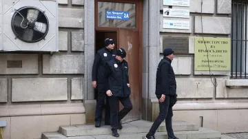 Съдът решава днес за задържаните от Агенцията за българите в чужбина