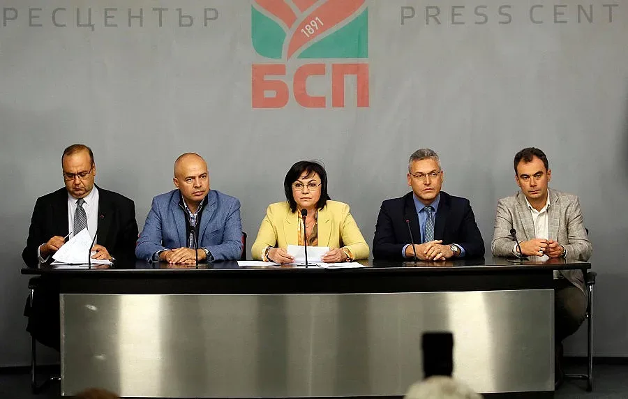 Нинова: При заплаха Борисов хвърля отговорността върху малкия партньор