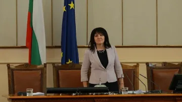 Караянчева: Валери Симеонов премина границата