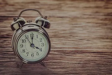 Връщаме часовниците с час назад в неделя, преминаваме към зимното време