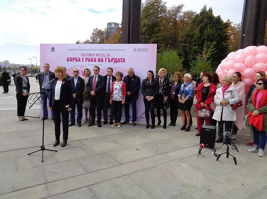 Пуснаха 1200 балона в памет на жените, починали от рак на гърдата