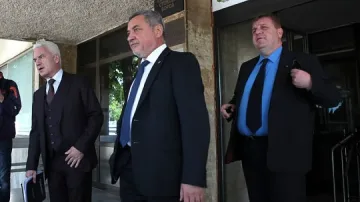 Симеонов остава, иска мир със Сидеров