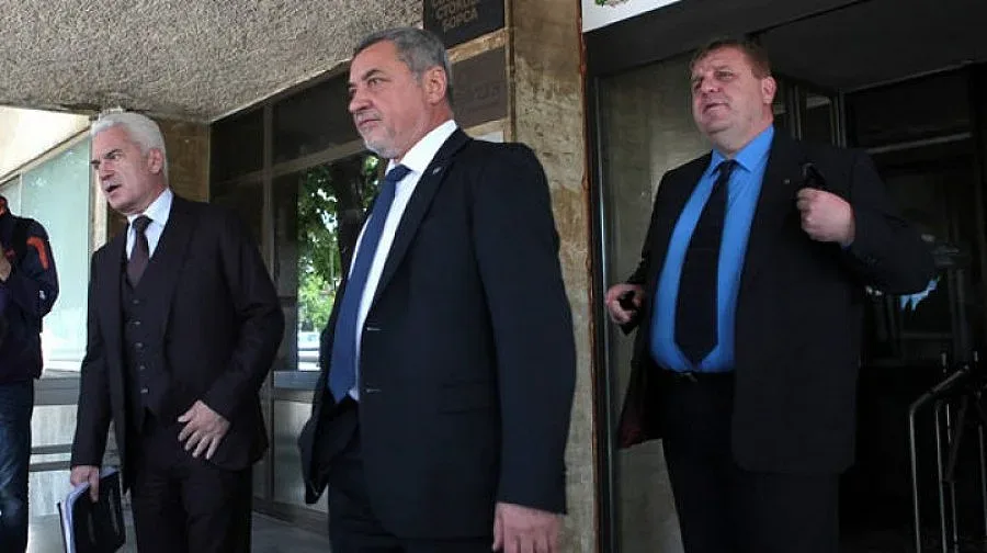 Симеонов остава, иска мир със Сидеров