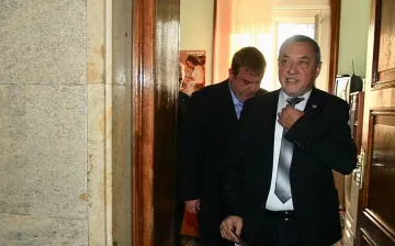 Вицепремиерът Симеонов няма да подава оставка, БСП пак иска предсрочни избори