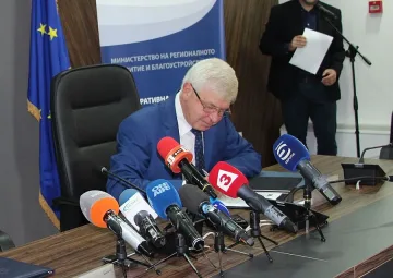 Здравният министър защити преминаването на фонда за лечение на деца към НЗОК