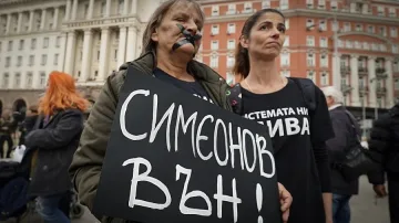Майки на деца с увреждания протестират, искат оставката на Валери Симеонов