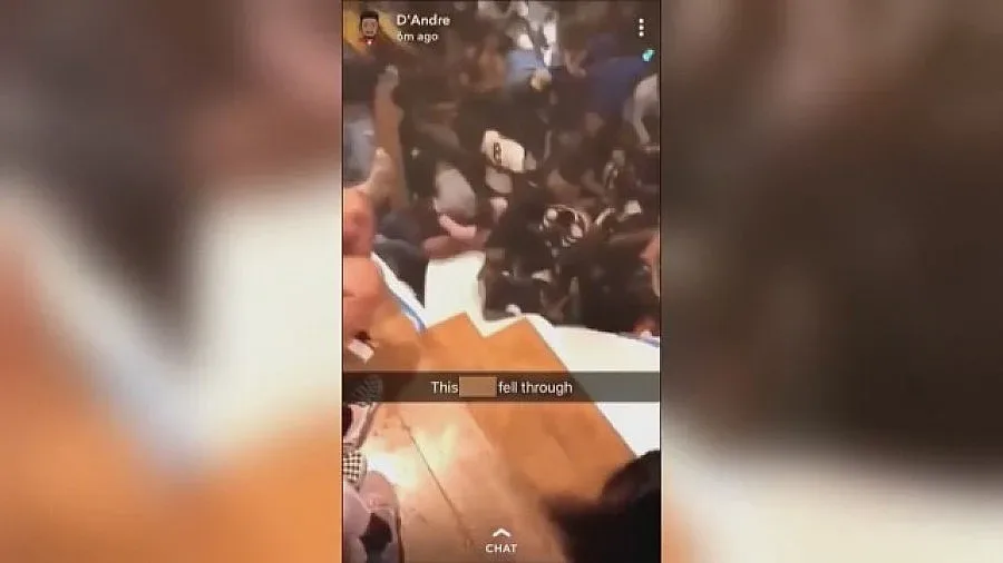 Пропадна под в университет в САЩ, 30 са ранени