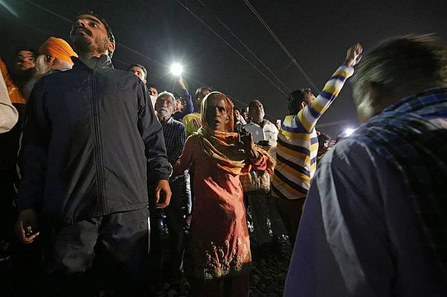 След жестокия инцидент с влак в Индия: най-малко 61 загинали