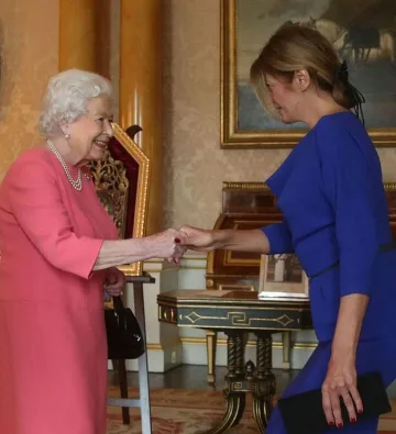 Българска шевица на ревера на британската кралица