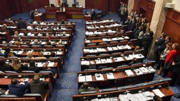 ВМРО-ДПМНЕ изключи депутатите си, гласували за промяна на името на Македония