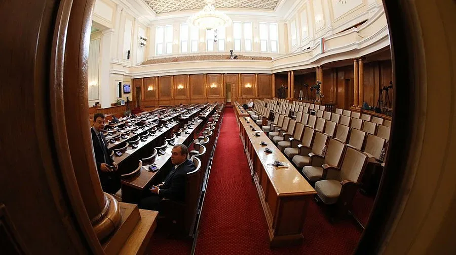 Депутатите обсъждат третия вот на недоверие срещу кабинета "Борисов 3"