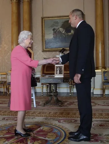 Румен Радев се срещна с Елизабет Втора, покани я да посети България