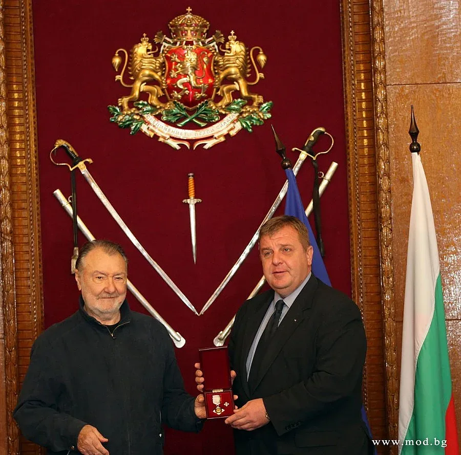 Актьорът Васил Михайлов е отличен за принос към министерството на отбраната