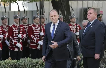 Президентът зове за "радиомълчание" докато изберат новия тип боен самолет