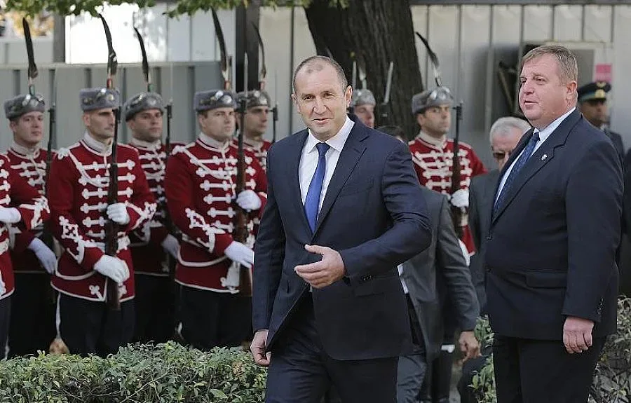 Президентът зове за "радиомълчание" докато изберат новия тип боен самолет