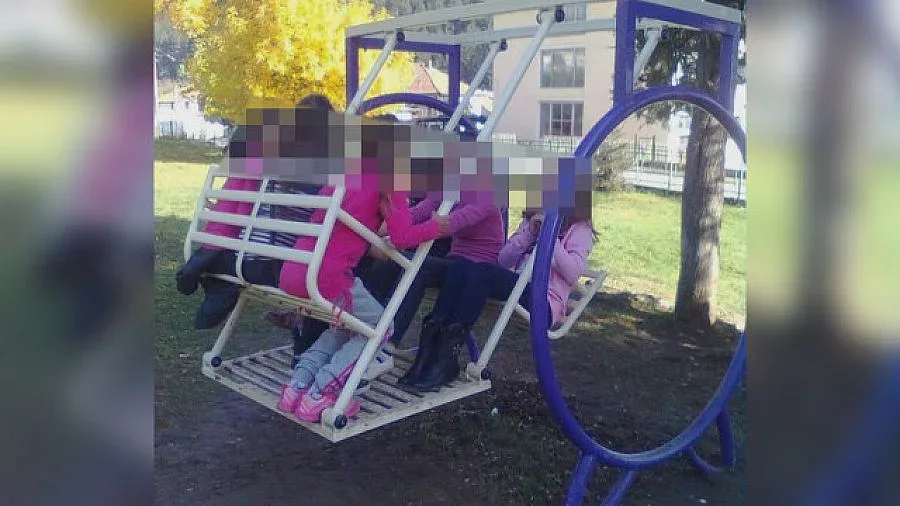 Дете пострада тежко от люлка в училищен двор в Годеч