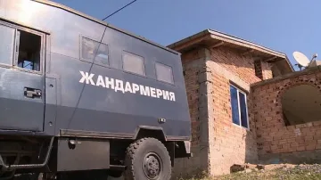 Роми с брадви нападнаха полицията в Гълъбово, има ранени полицаи и потрошена патрулка