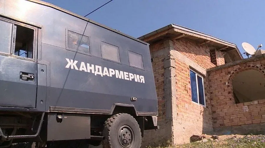 Роми с брадви нападнаха полицията в Гълъбово, има ранени полицаи и потрошена патрулка