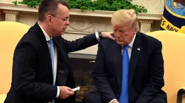 Тръмп посрещна освободения от Турция пастор Брънсън в Белия дом