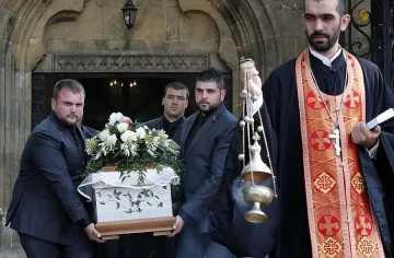 Роднини и приятели казаха последно сбогом на убитата Виктория Маринова 