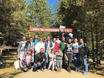 Ски хотел №1 дари тон храна на мечките в Белица