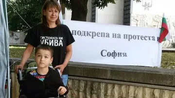 Палатковият лагер е на затворения булевард „Дондуков” и тази сутрин